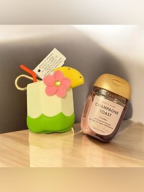NEW Bath & Body Works Piña Colada Coconut Drink Pocketbac Hand Sanitzer Holder